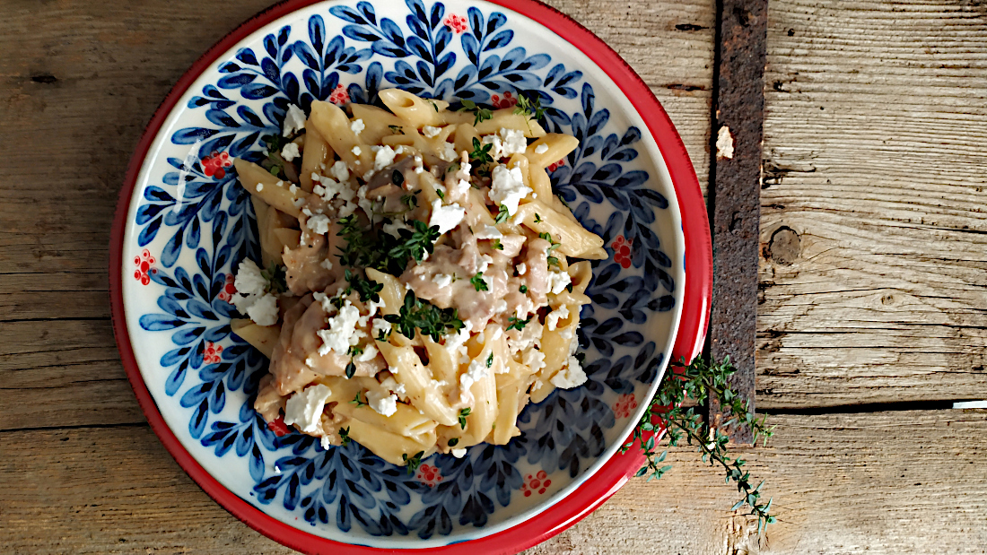 Πέννες με φιλέτι κοτόπουλο σε σάλτσα φέτας με μπύρα