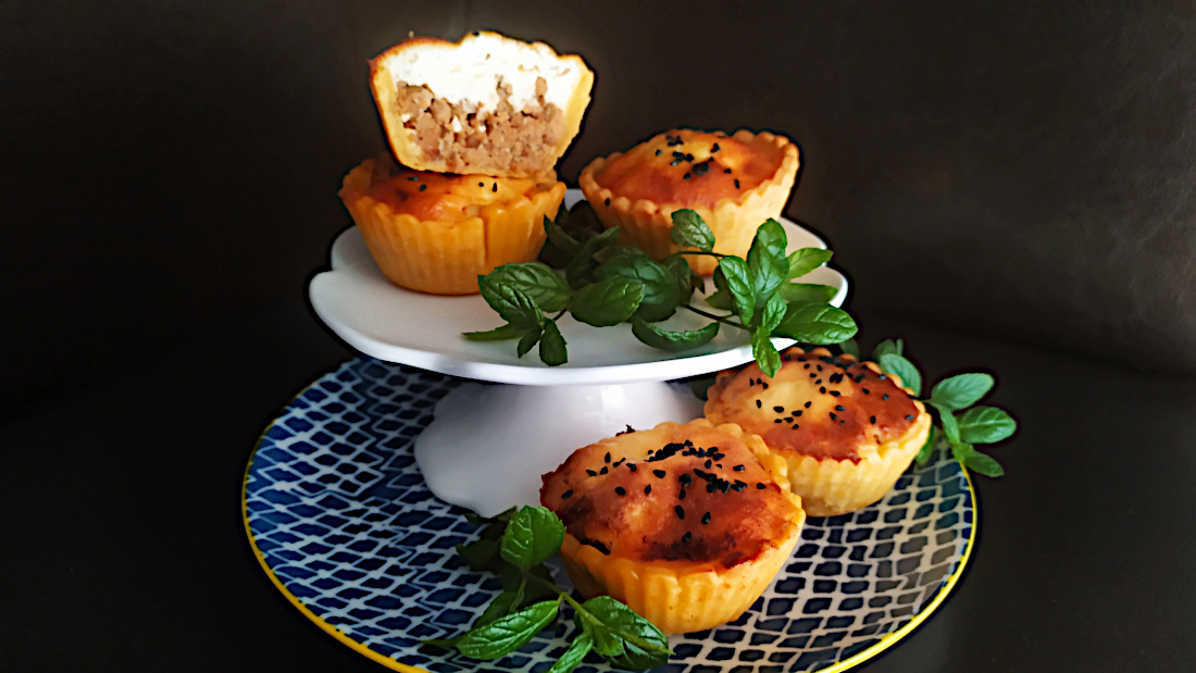 Ταρτάκια με πικάντικο κιμά και μπεσαμέλ ανθότυρου